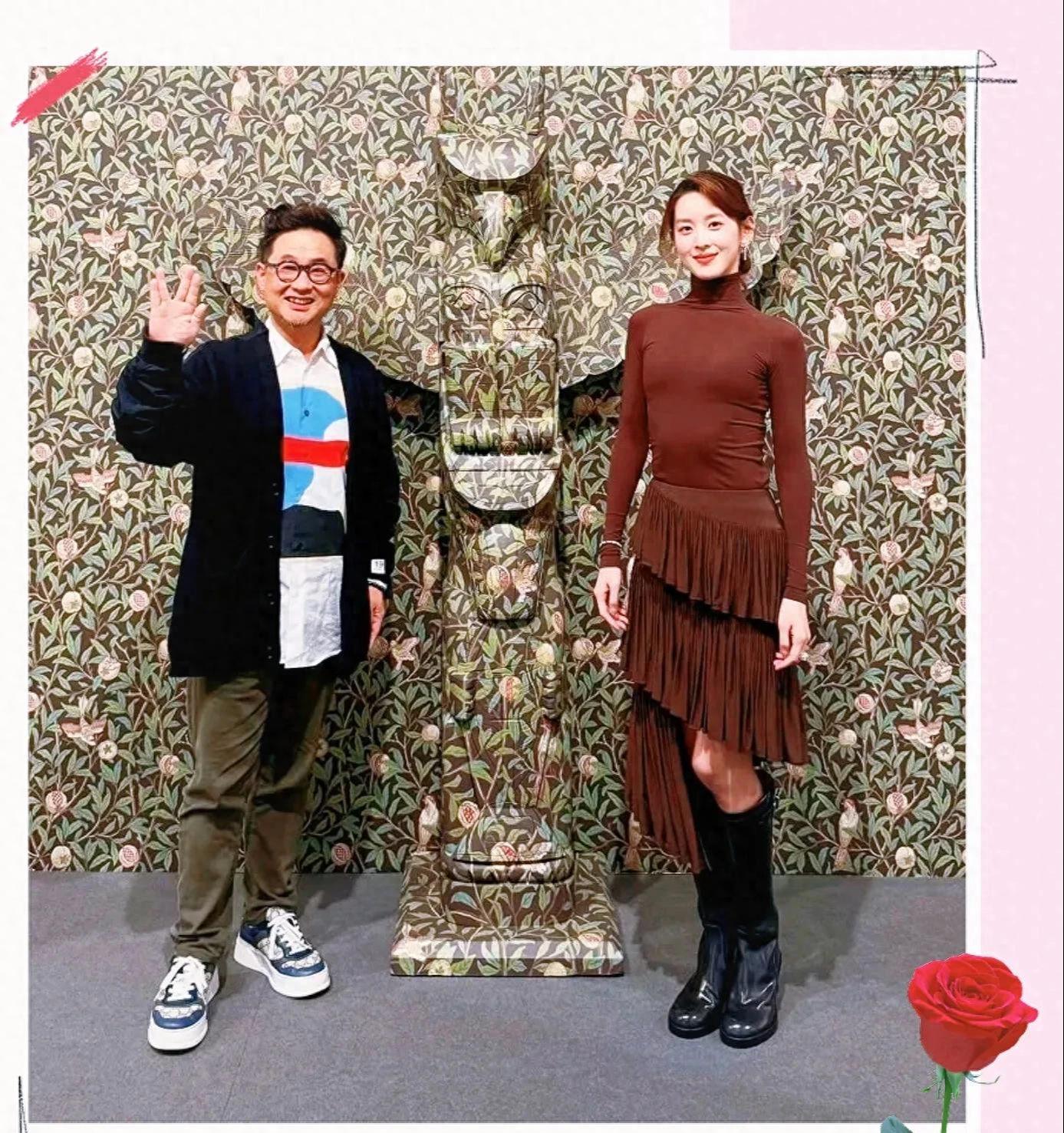 章泽天伦敦观展造型惊艳，肋骨外翻引网友热议