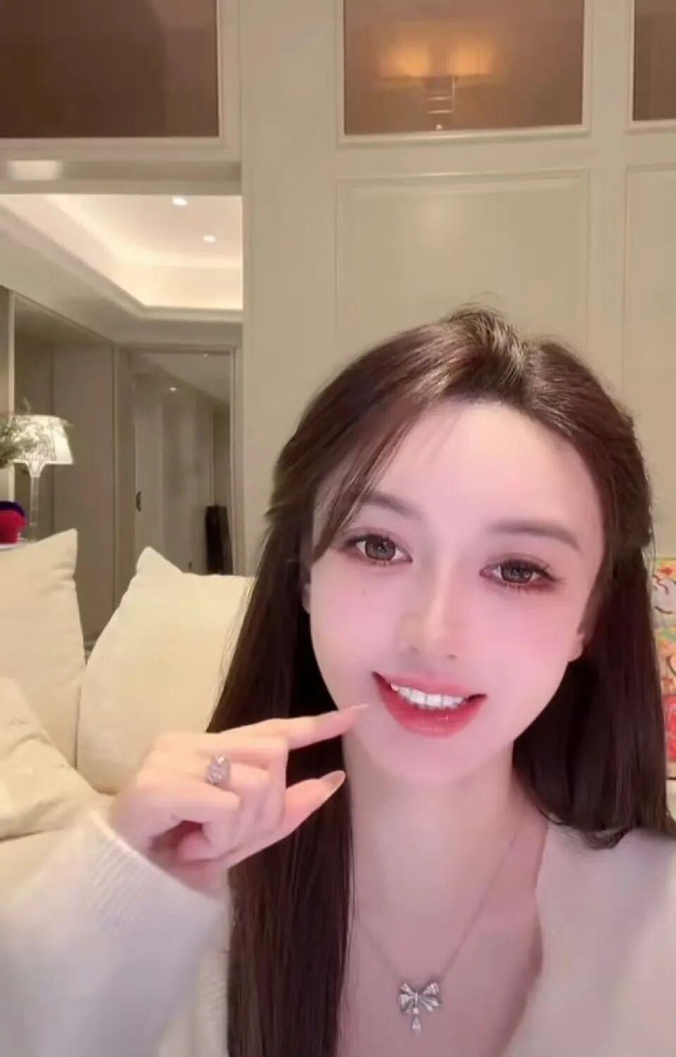 叶珂现身戴无名指钻戒引热议，与黄晓明关系再成焦点