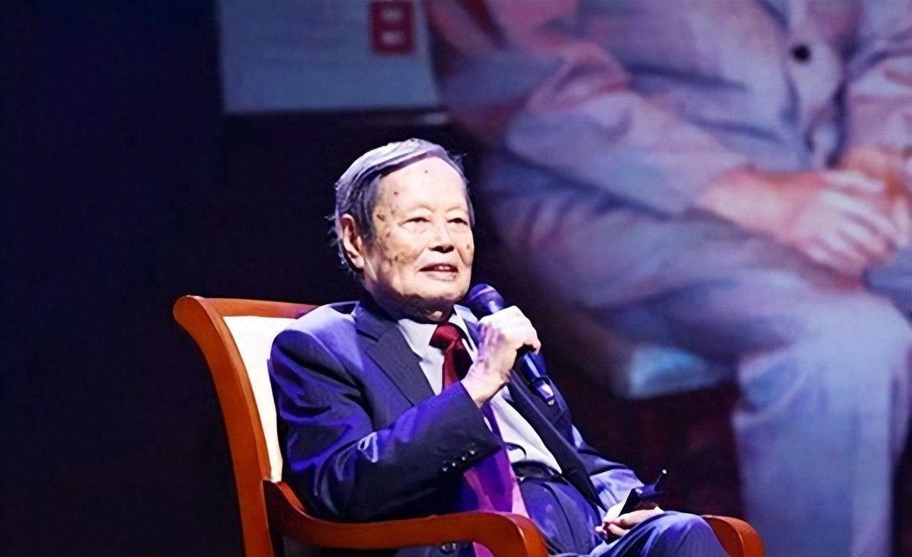 杨振宁自曝长寿得益于母亲，曾坦言要活到108岁，翁帆一脸平静