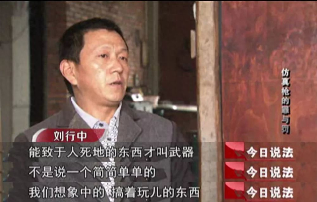 被判无期后，四川小伙当庭与法官对赌：用我买的枪打死我，就认罪