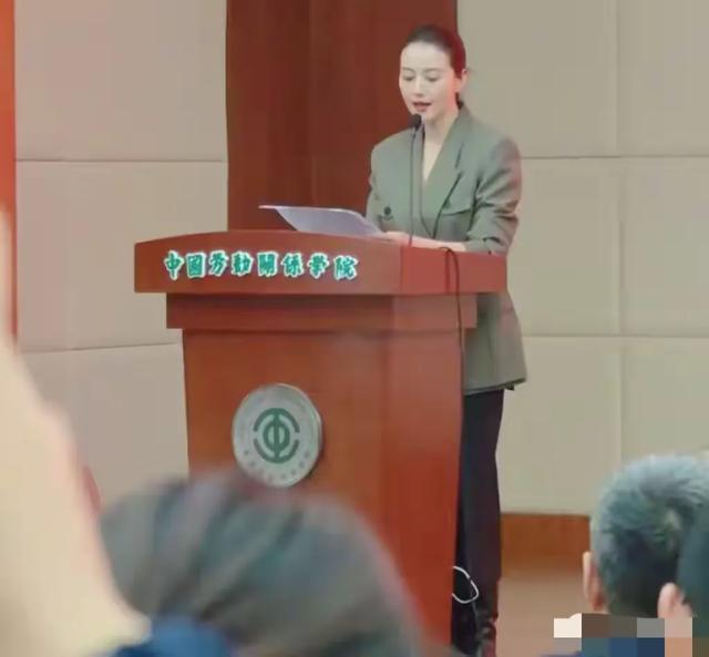 46岁高圆圆母校演讲状态佳，高马尾造型清爽优雅引关注