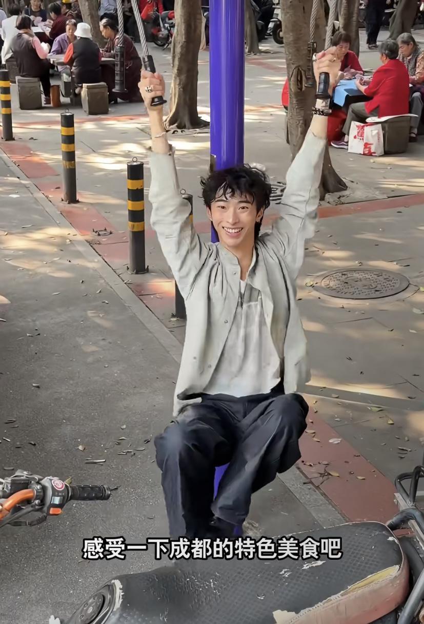 伊能静儿子恩利成都行：美食辣出表情包，继父礼物暖心