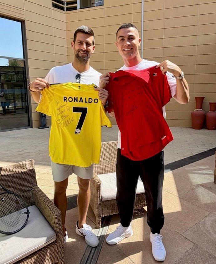 C罗与德约科维奇梦幻联动！互换to签球衣引热议