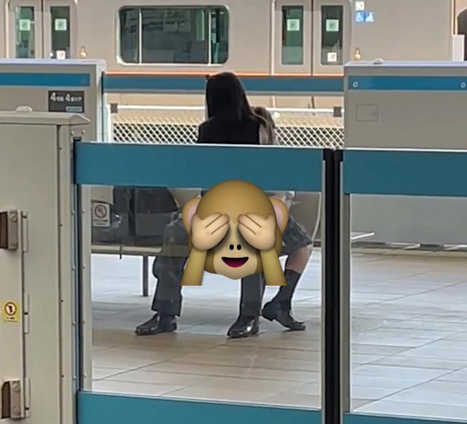 日本铁路月台中学生不雅事件：女方正脸曝光引热议