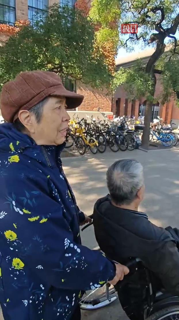 清华退休教师推着轮椅上的丈夫泪悼杨振宁：我们在清华园算是邻居，他一生四处奔波很不容易，夫人翁帆照护多年也很不易
