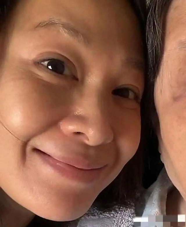 55岁刘若英近照曝光，手部细节透露岁月痕迹引热议