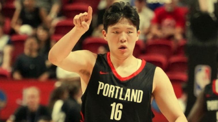 杨瀚森NBA首秀：平常心应对，恩师刘维伟现场助阵