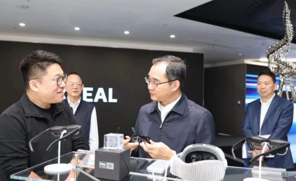 上海市委常委李政调研XREAL 推动智能终端产业创新发展