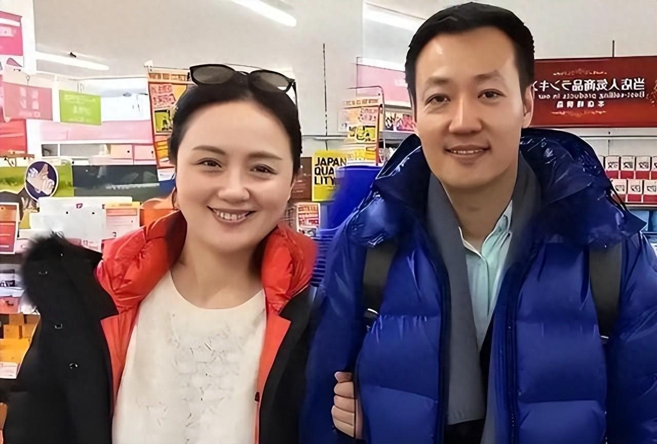 辛柏青近况曝光：妻子离世仅5个月，身边美女相伴，一举动败好感