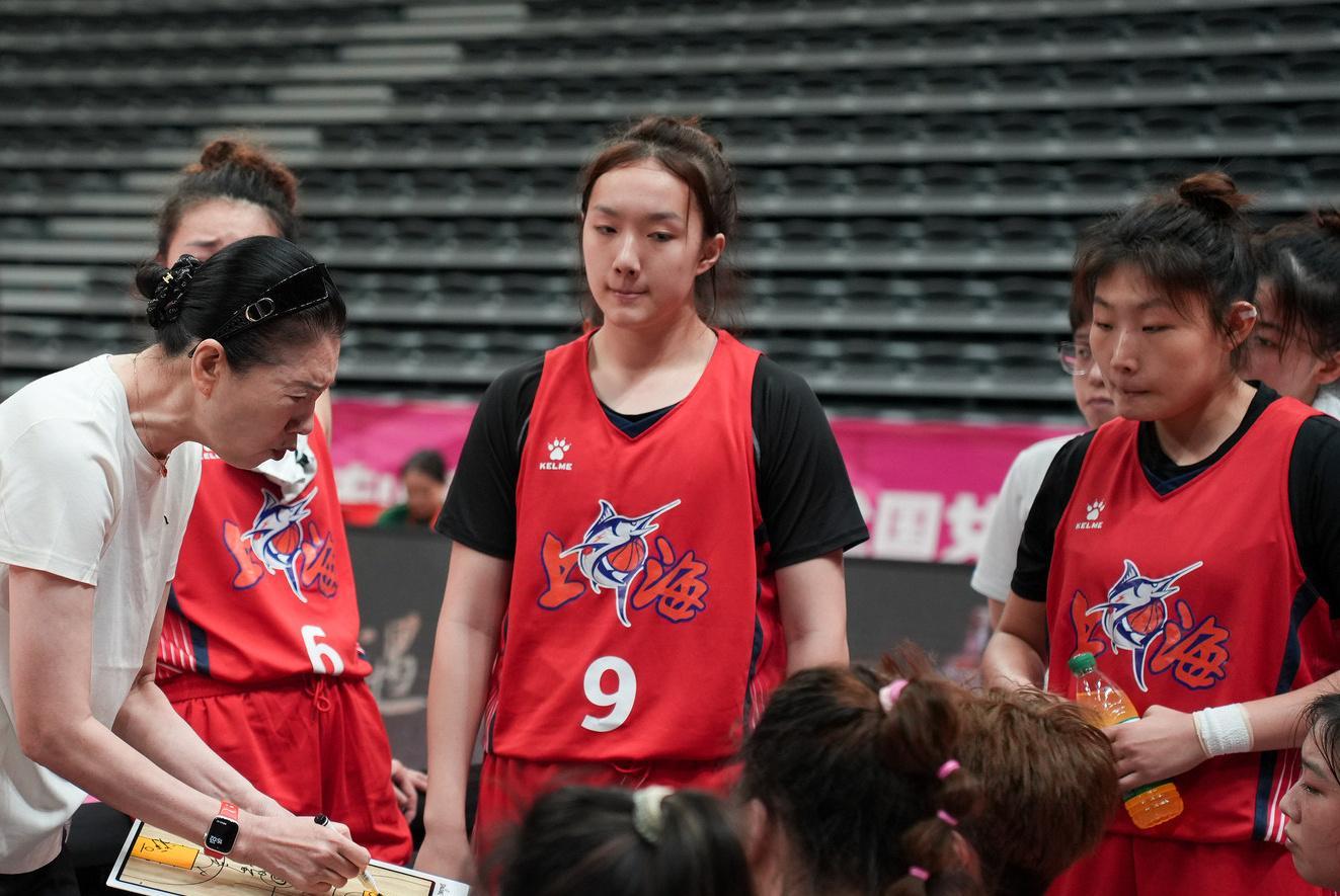 17岁新星徐紫奇崛起！1米93女篮天才对决韩旭狂砍17+10