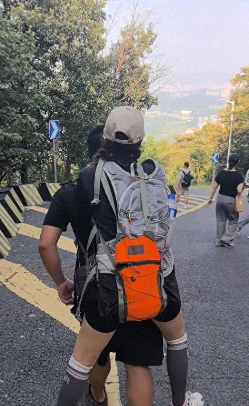 广东女子登山受伤，河南小伙热心背下山却遭恶意揣测