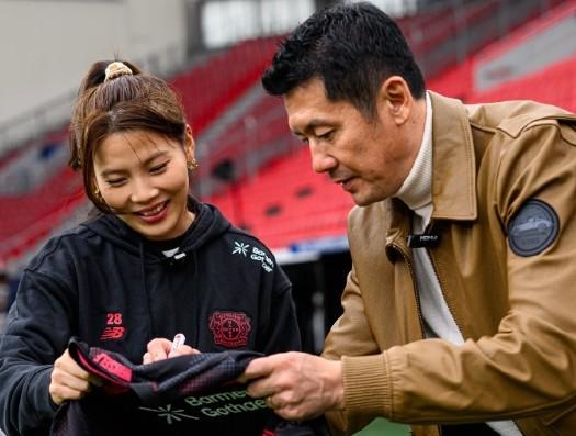 杨晨到访勒沃库森