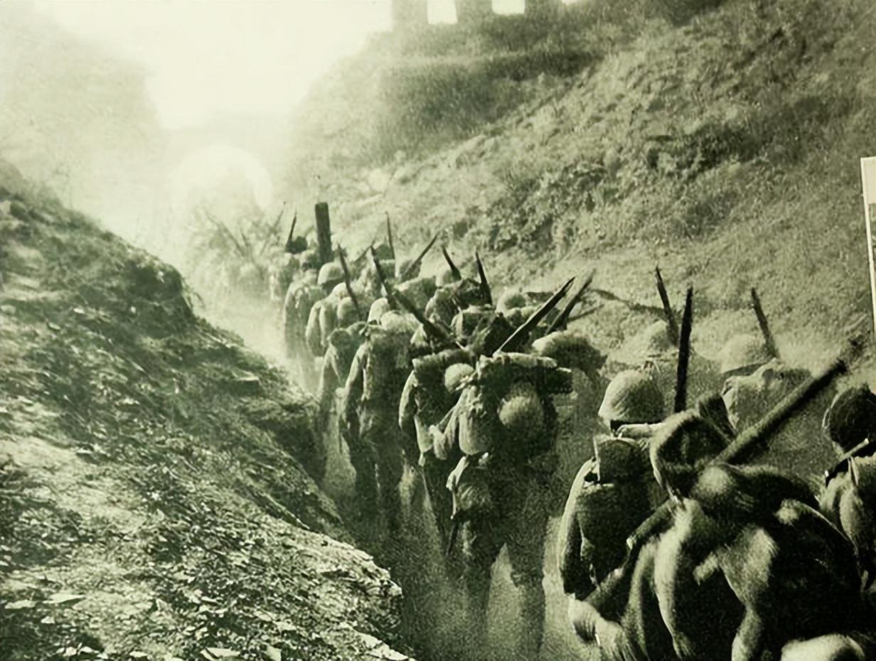 志愿军飞行员返航惊魂：云层下50余架敌机虎视眈眈