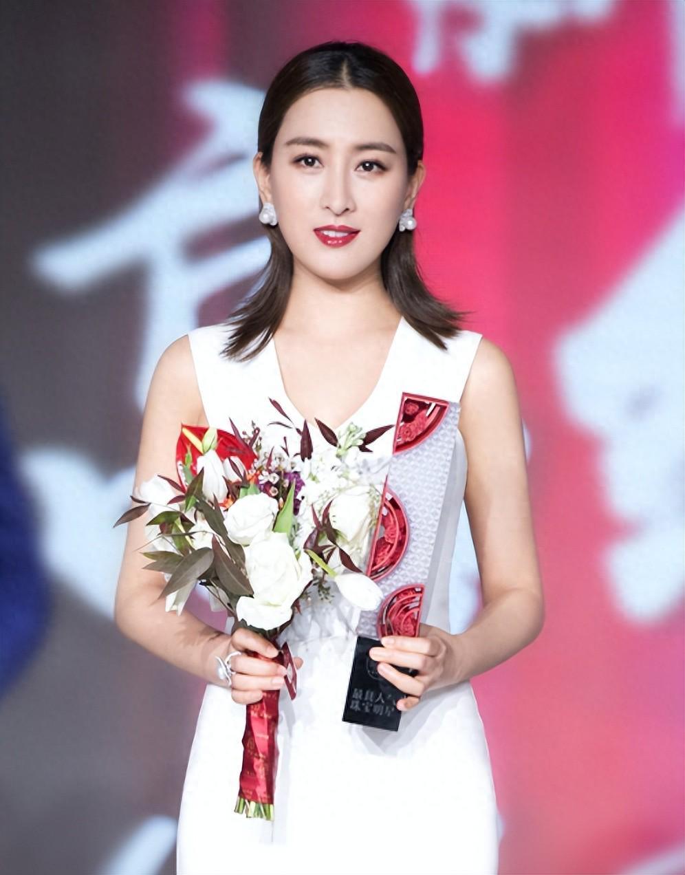 被黑人驮在肩上，和孔令辉同居11年的马苏，现如今依旧孑然一身