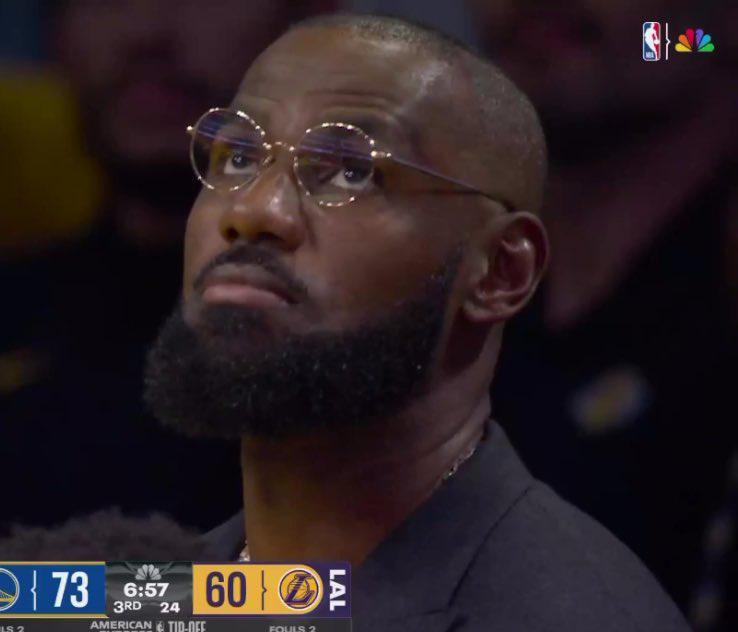 湖人揭幕战落后两位数，勒布朗场边沉思引关注