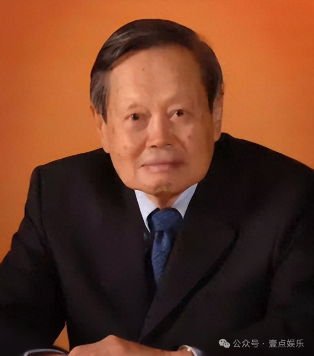 杨振宁逝世后口碑再升：放弃美籍归国成焦点