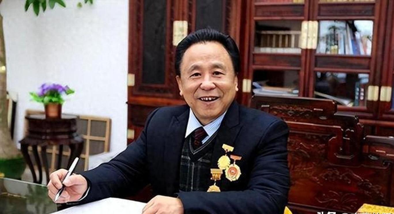 包养10位情妇，睡觉翻牌生下11个私生子，75岁还在拼命生娃！