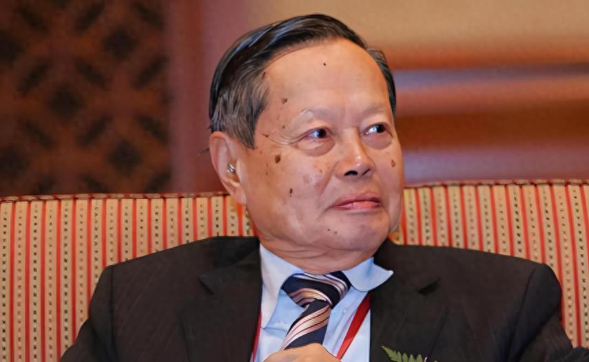 人民日报发文！8字评价杨振宁，句句戳观众心窝，翁帆的话说对了