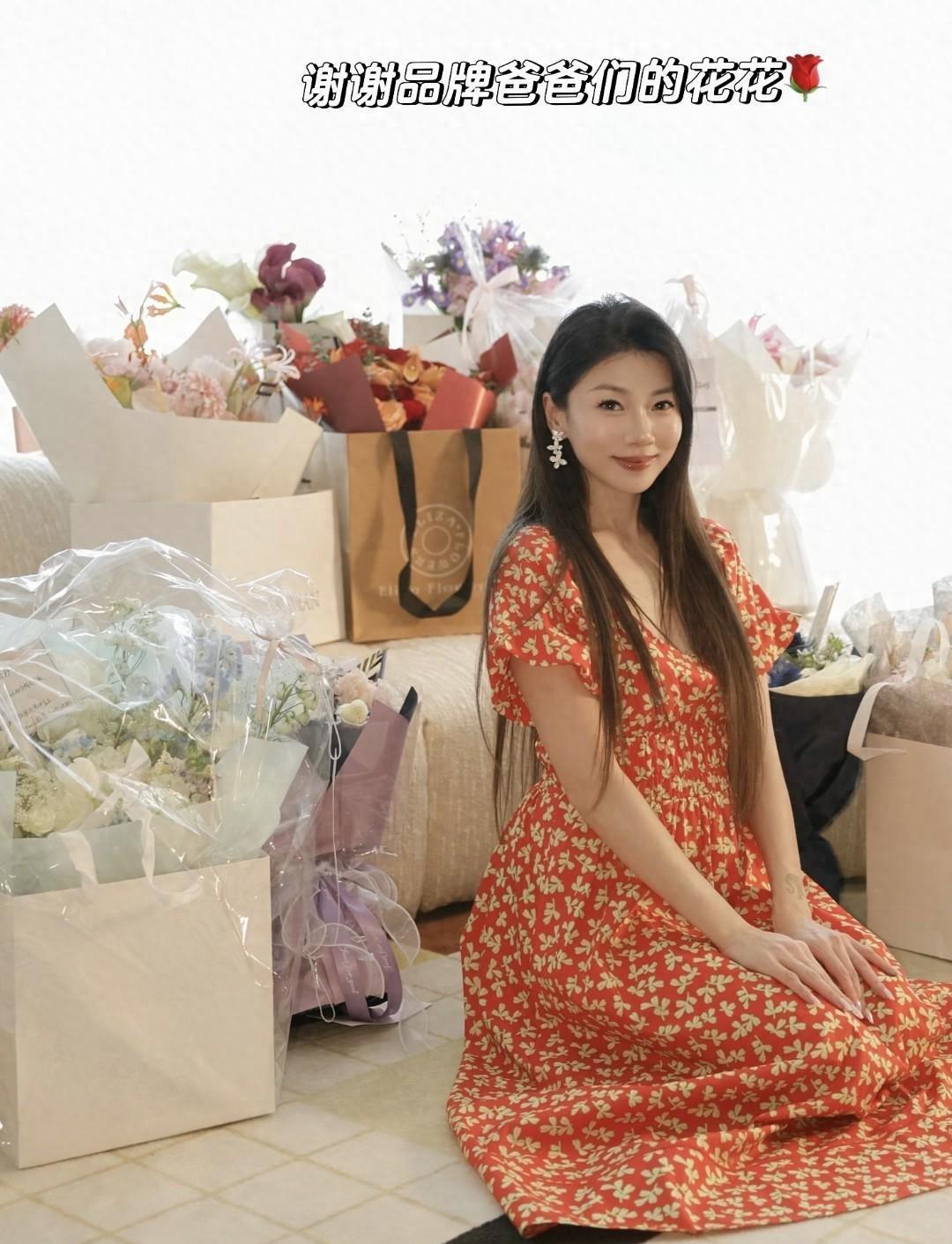 吴千语闺蜜程晓玥35岁生日，晒照幸福满溢，女儿萌态可掬