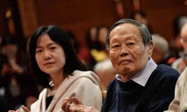 杨振宁离世后婚前协议曝光，翁帆好友揭真相：真爱超越世俗