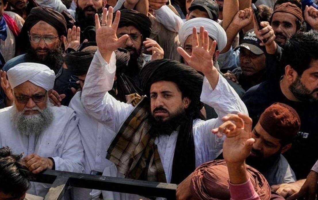 阿富汗塔利班7小时认怂：从硬刚美军到巴基斯坦空袭的转折