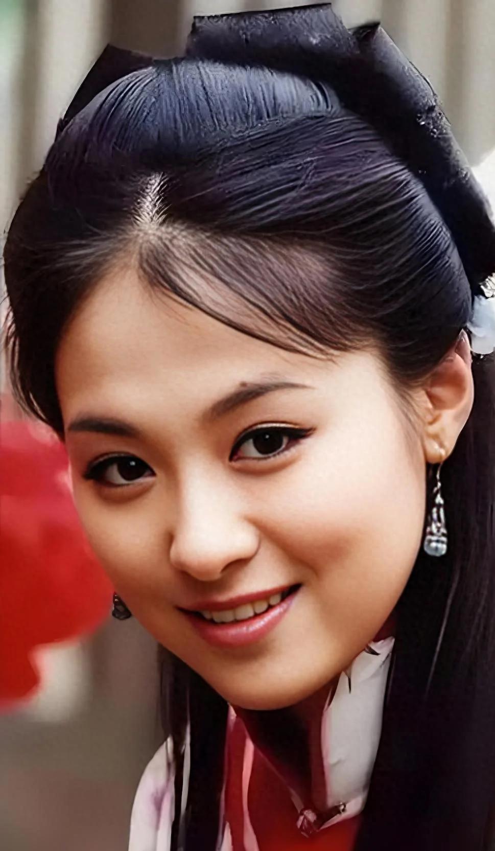 与聂远同居6年被抛弃，嫁给外交官被宠成宝，今49岁的她光彩照人