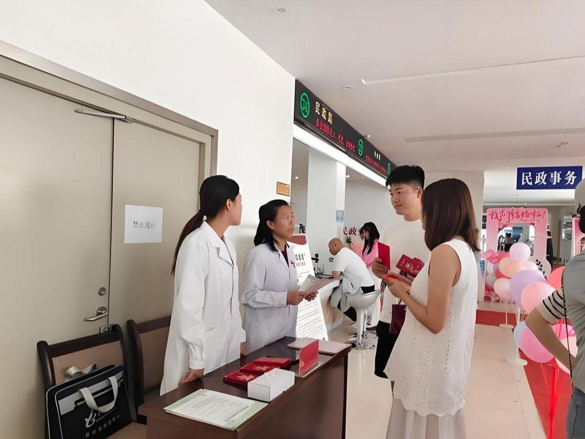 我和丈夫一起去医院拿婚检报告，女医生盯着我问：你不是来过了？