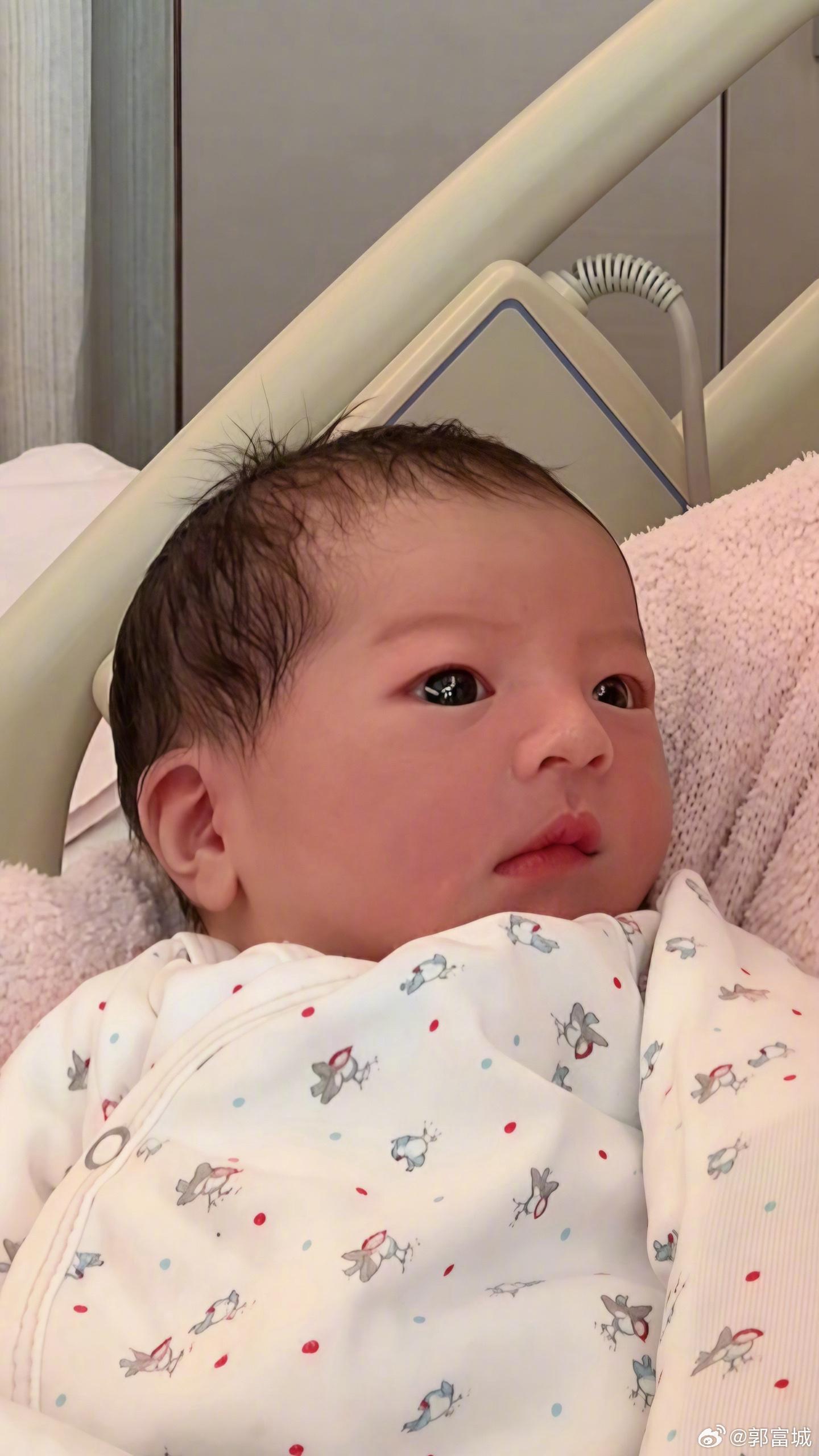 郭富城三胎喜得千金！晒女儿正面照，幸福称家有三颗明珠