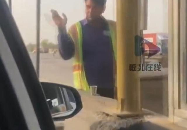 印度一收费站的工人因排灯节奖金过低而举行抗议，并开放收费站大门让5000辆车辆免费通行