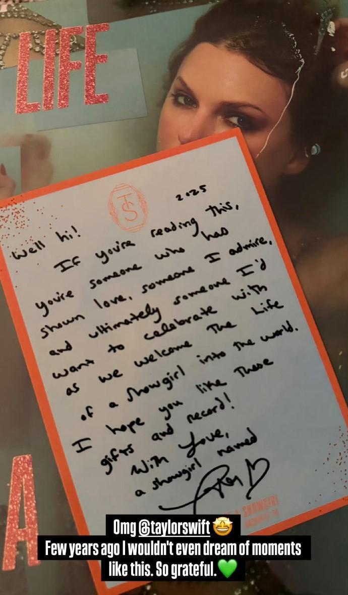 斯瓦泰克惊喜收礼！泰勒-斯威夫特新专礼盒与亲笔信曝光