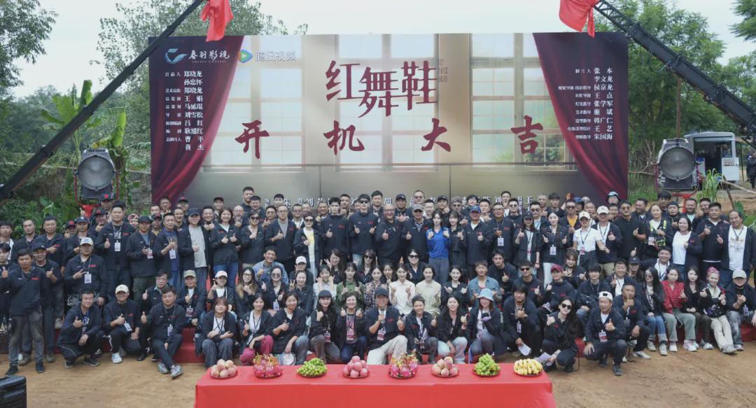 《红舞鞋》剧组风波升级：撞死猫、踩烈士碑遭全网抵制