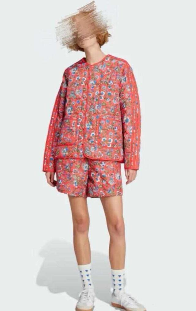 阿迪达斯千元碎花夹克引热议，网友调侃像东北大花袄