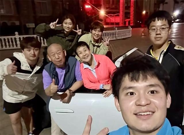林诗栋荣归故里！探望恩师关艳，与师妹合影尽显感恩情怀