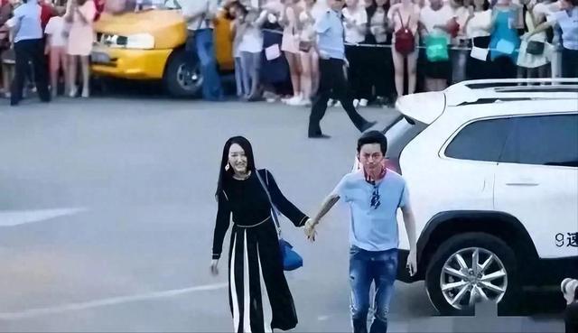 何炅杨钰莹街头牵手画面曝光，温馨互动引关注