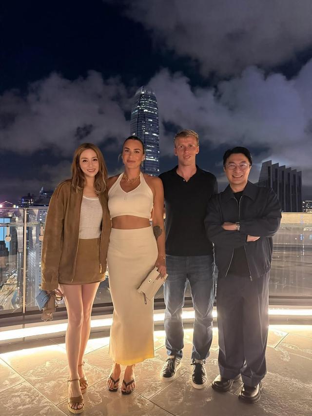 萨巴伦卡香港度假晒照，与网球选手及演员徐子淇同框
