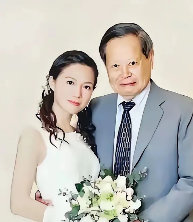 杨振宁遗产分配揭秘：翁帆掌管银行卡存折，争产争议消散