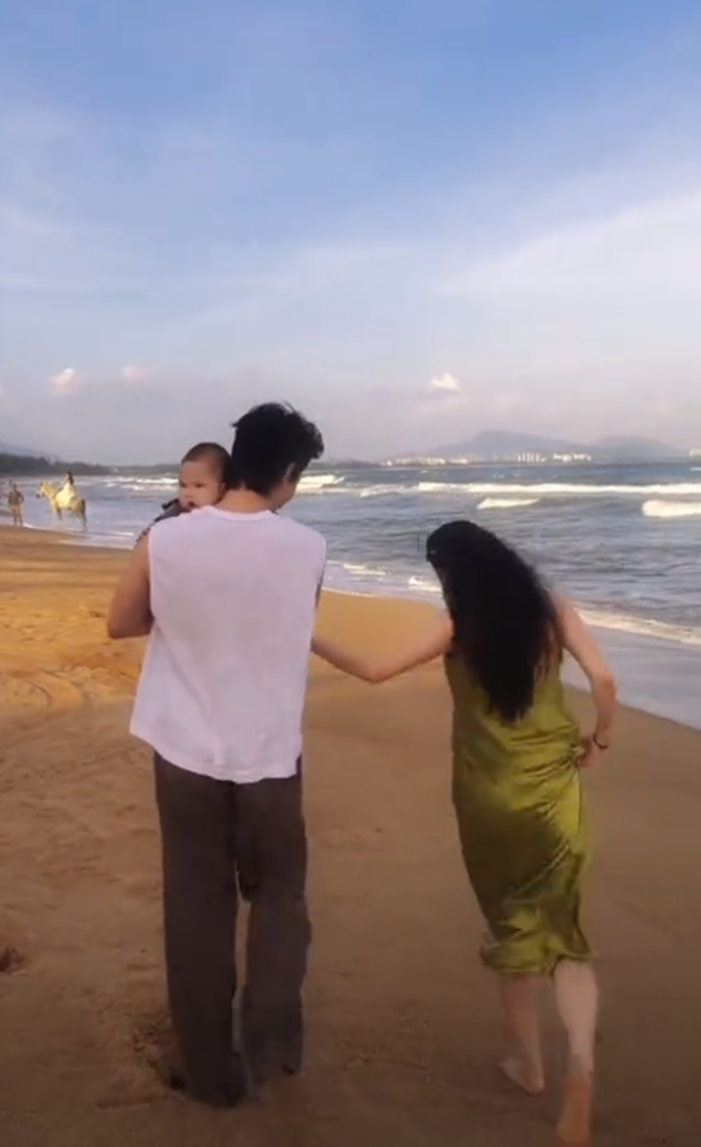 张檬小五携6月大儿子海边度假，母乳喂养不穿内衣引热议