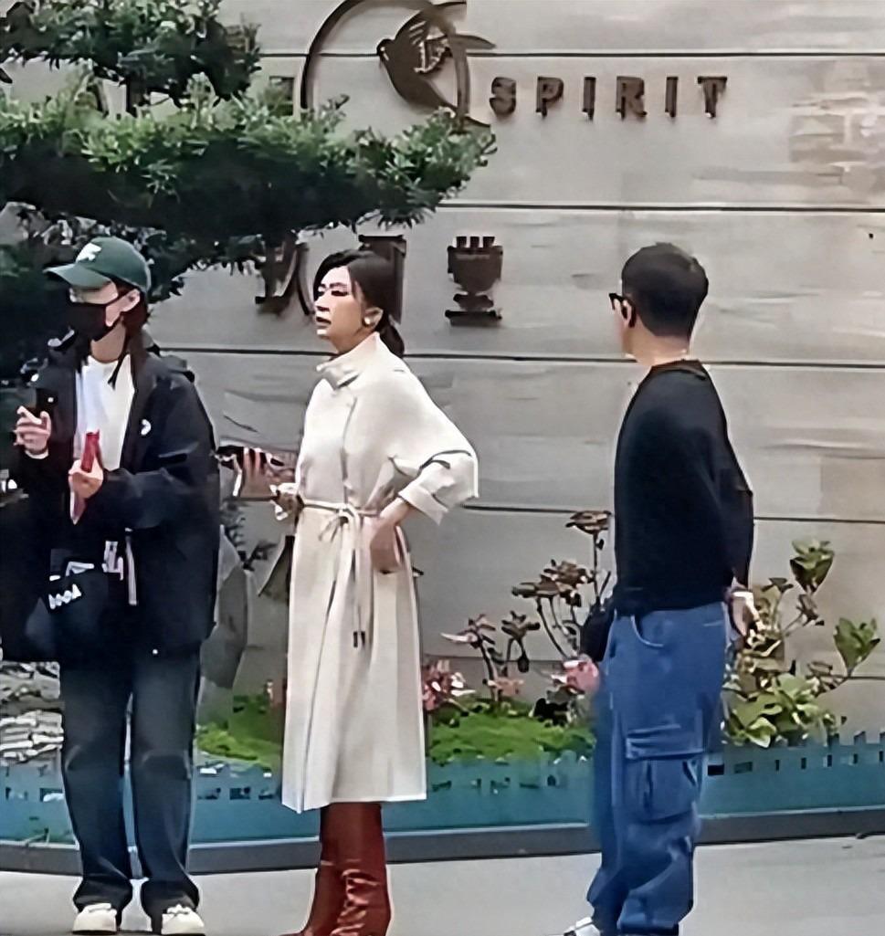 不到24小时，贾静雯迎来4个噩耗，个个戳她心窝