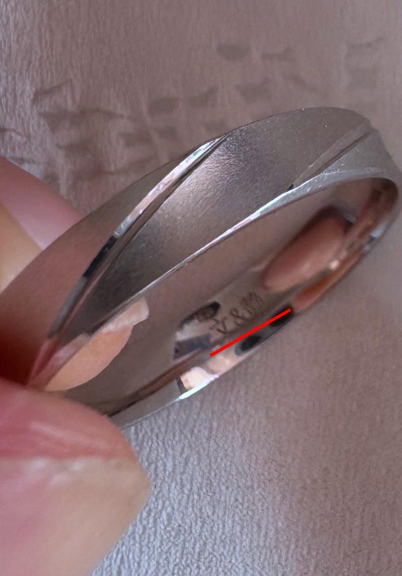 新人婚戒内壁现他人姓名，克徕帝回应发错货，平台介入处理