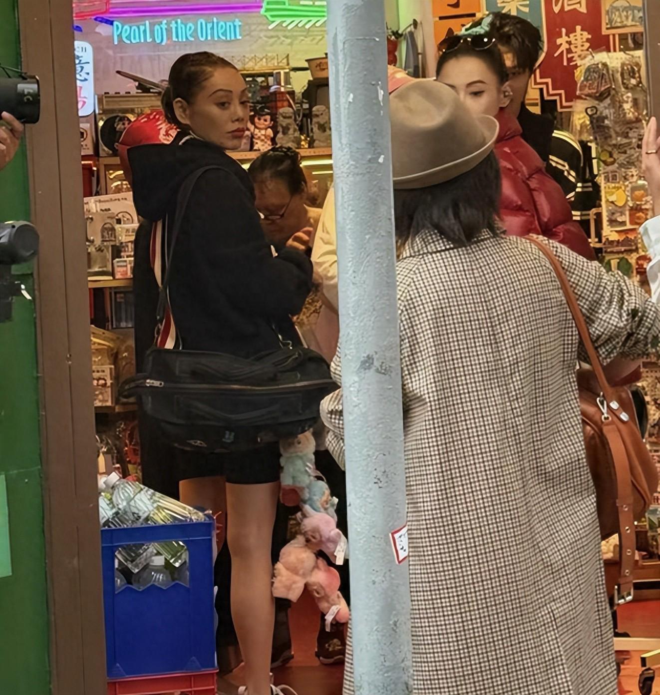 张柏芝宁静香港同框逛街，穿搭反差大却亲民无架子