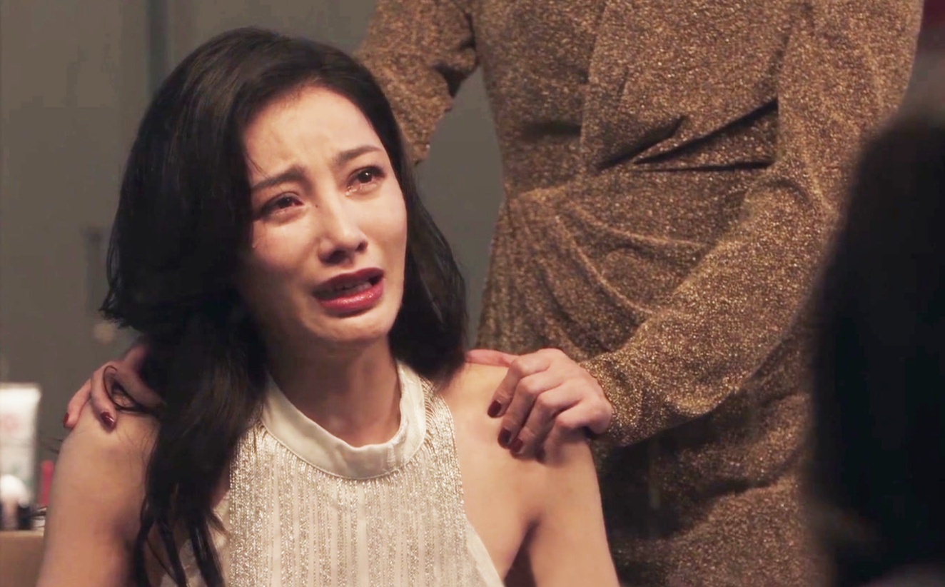 母亲16年隐秘出轨，父亲生日宴上揭露真相