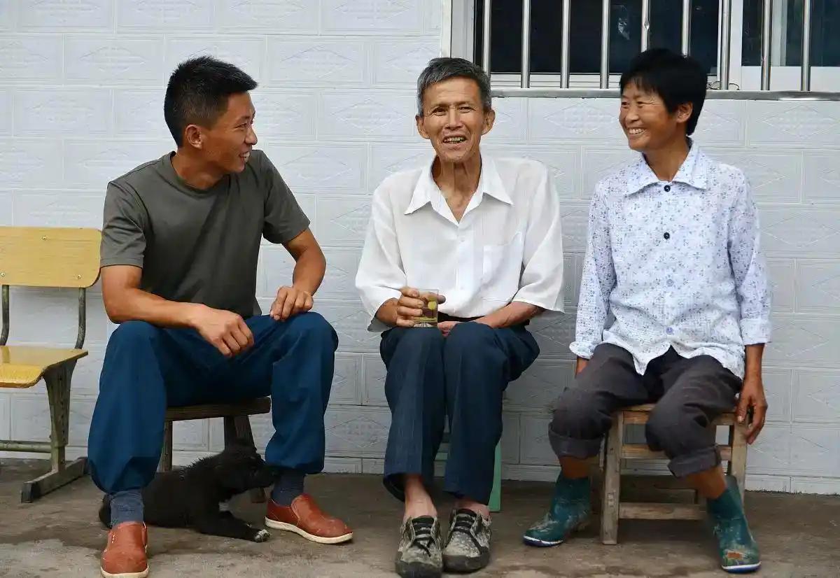 退役军人配发军装提议获认可，但费用与管理难题待解