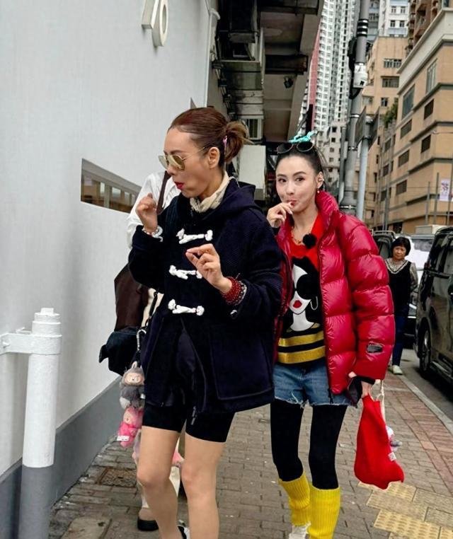 张柏芝宁静香港街头同框，穿搭风格反差引热议