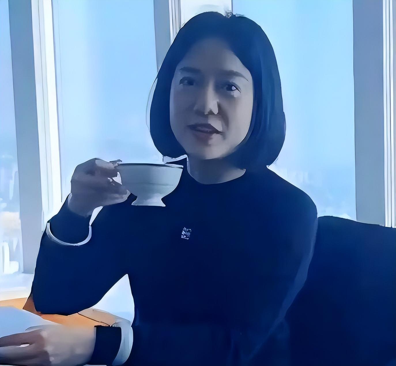 杨振宁离世后，翁帆以大女主姿态回归，两动作赢口碑