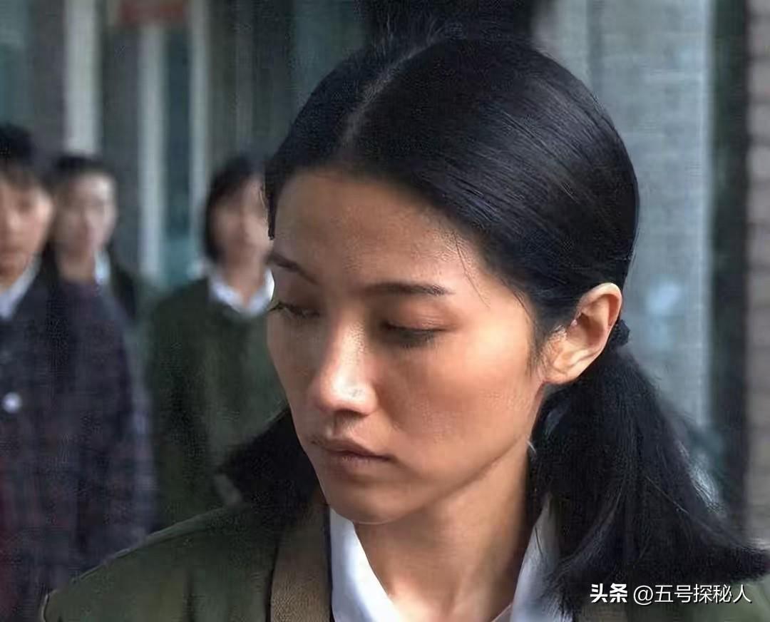 颜丙燕恋情曝光：小20岁男友用行动打破质疑，口碑逆转