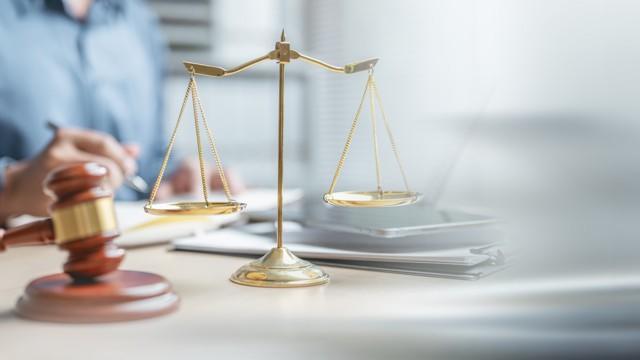 四人聚餐饮酒致一人死亡，法院判决：先行离开者无责，共饮者赔52万