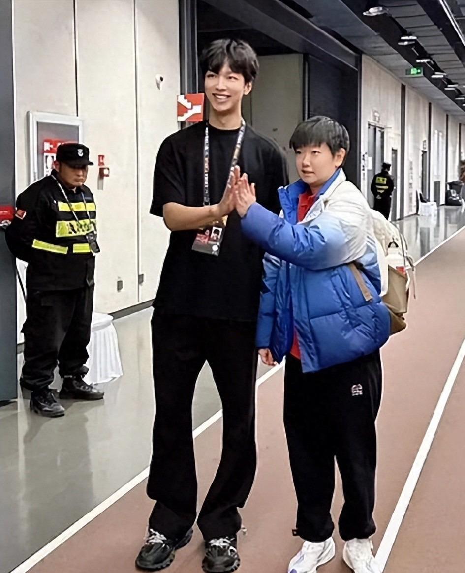 肖战儿子洛杉矶别墅曝光，女儿打高尔夫早已夺冠，他才是人生赢家