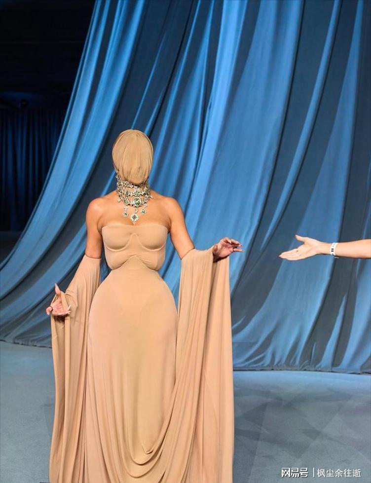 奥斯卡晚宴女星造型大赏：真空上阵，时尚与争议并存