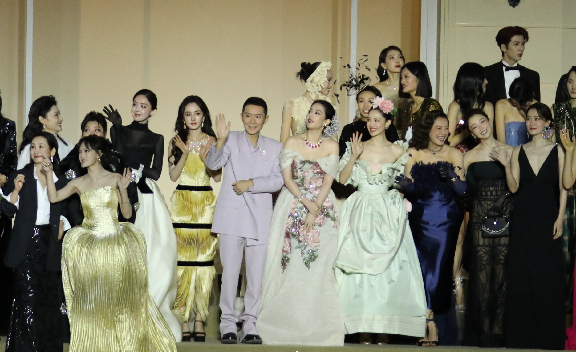 VOGUE盛典好抓马！刘亦菲压轴出场，大合影杨幂扭头表情尴尬