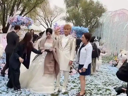 小眼睛男主持婚礼未办内幕：经济与家庭地位反转